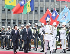 Präsident Lai Ching-te begrüßte gestern (11. August) den Premierminister von St. Vincent und den Grenadinen mit einem militärischen Salut. Premierminister Godwin Friday (zweiter von links) und seine Frau führen derzeit eine Delegation nach Taiwan. (Foto: CNA)