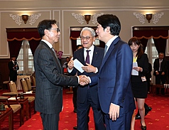 Präsident Lai Ching-te begrüßt neue Vorstandsmitglieder des Industrie- und Handelsverbands (Foto: CNA)