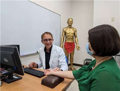 Peter Mayer ist Arzt der traditionellen Chinesischen Medizin am China Medical University Hospital in Taichung (Foto: Peter Mayer)