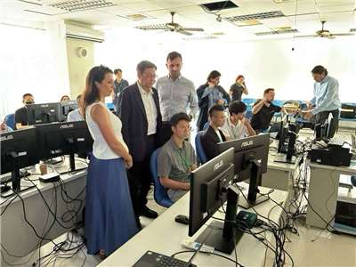 Besucher aus Tschechien beobachten bei einem Workshop in Chiayi eine Simulation der Drohnenkriegsführung. (Foto: Außenministerium)