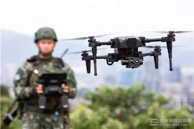 Ein taiwanischer Soldat steuert eine Drohne. (Foto: Military News Agency)