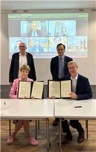 Prof. Dr. Angela Ittel (links), Prof. Dr.-Ing. Peter Middendorf (rechts), Taiwans Vertreter in Deutschland, Gu Ruey-sheng (stehend rechts), sowie Jens Hofmann vom deutschen Bundesministerium für Forschung, Technologie und Raumfahrt (stehend links). (Foto: Taipeh-Vertretung in der Bundesrepublik Deutschland)