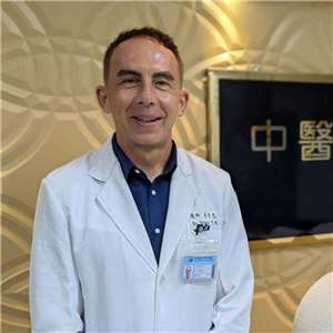 Peter Mayer ist Arzt der traditionellen Chinesischen Medizin am China Medical University Hospital in Taichung(Foto: Peter Mayer)