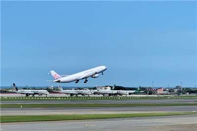 Ein Flugzeug hebt vom Flughafen Taoyuan ab (Foto: CNA)