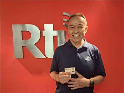 Reporter Ilon Huang mit seinem taiwanischen Personalausweis (Foto: Ilon)