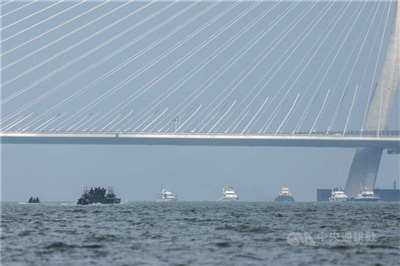 Taiwanische Streitkräfte nähern sich der Danjiang Brücke (Foto: CNA)