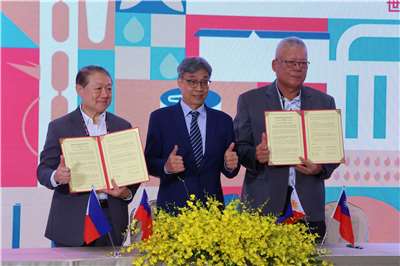 Landwirtschaftsminister Chen Junne-jih (陳駿季), in der Mitte, verfolgt am 24. Juni 2026 die Unterzeichnung einer Absichtserklärung (MOU) über den Schweinefleischhandel zwischen Taiwan und den Philippinen. (Foto: Rti)