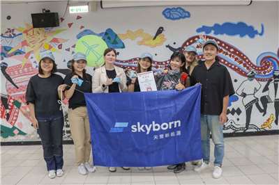 Linda Blechert (dritte von links) und Tsai Yi Ling, Direktorin der Wulai Grund- und Mittelschule (dritte von  rechts)