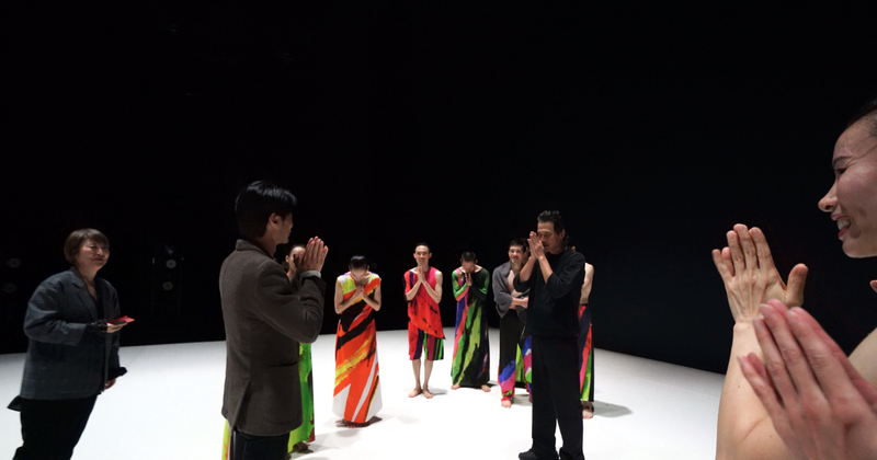 Nach der Premiere betrat Taiwans Vertreter Freddy Lim (zweiter von links) die Bühne, um die Tänzer zu begrüßen. (Foto: CNA)