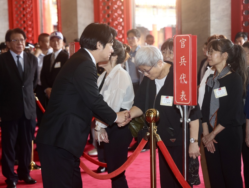 Präsident Lai Ching-te nahm heute an einer Zeremonie am Nationalen Schrein der Revolutionären Märtyrer im Norden Taipeis teil. Dabei würdigten er die gefallenen Soldaten der Republik China im Zweiten Weltkrieg.  (Foto: CNA)