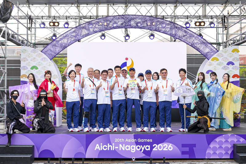 Die taiwanische Delegation hat am 18. September an der Aufnahmezeremonie im Athletendorf der Asienspiele in Aichi und Nagoya teilgenommen. Sportminister Lee Yang (李洋) posiert gemeinsam mit Delegationsmitgliedern für ein Foto. (Foto: CNA)