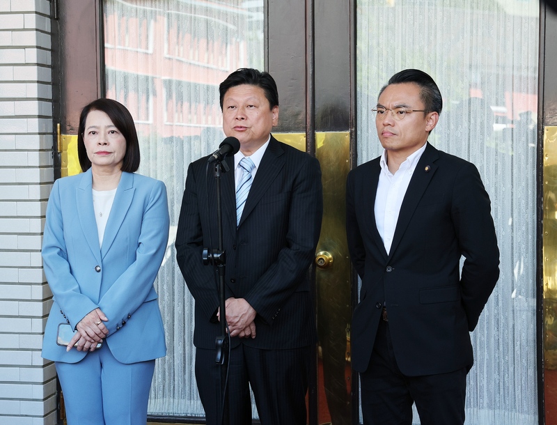 Taiwans Parlament ist am 29. September in die neue Sitzungsperiode gestartet. Die Fraktion der oppositionellen Kuomintang (KMT) will vorrangig ein Sondergesetz „zur Teilhabe aller an den Früchten des Wirtschaftswachstums und zur Stabilisierung der Lebenshaltung“ einbringen. Es sieht eine Bargeld-Auszahlung von 20.000 Taiwan-Dollar (rund 560 Euro) an alle Bürger vor. Fraktionschef Fu Kun-chi (傅崐萁, Mitte) sagte vor dem Plenarsaal, die Steuermehreinnahmen würden 2026 voraussichtlich mehr als eine Billion Taiwan-Dollar (rund 28 Milliarden Euro) betragen. Damit seien 20.000 Taiwan-Dollar pro Person möglich. (Foto: CNA)
