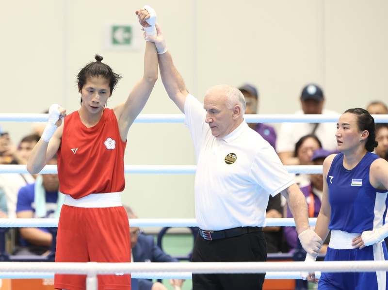 Am 30. September sicherte sich die taiwanische Athletin Lin Yu-ting (links) im Halbfinale der Gewichtsklasse bis 60 kg einen deutlichen 5:0-Sieg über die Usbekin Sitora Turdibekova (rechts). Lin kommentierte den Kampf scherzhaft mit der Bemerkung, sie habe „über ihrer Gewichtsklasse geboxt“. (Foto: bereitgestellt von der Delegation)