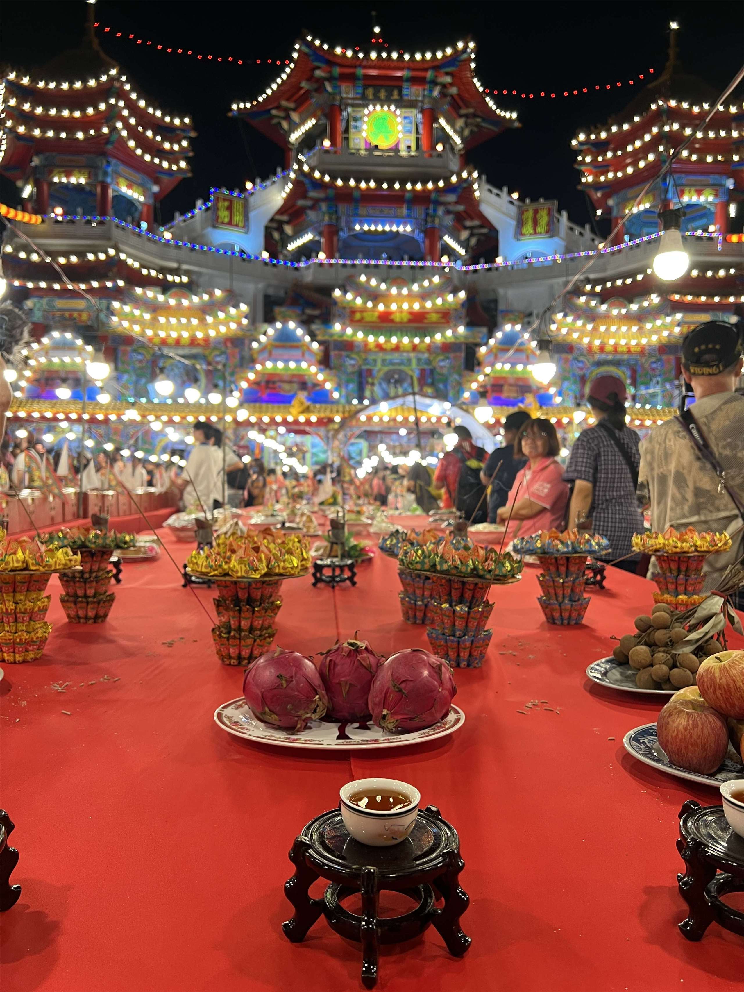 Beim Pudu (普渡) am Zhongyuan-Fest (中元節) im Zhuputan-Tempel (主普壇) wird den hungrigen Geistern ein Festbankett bereitet.