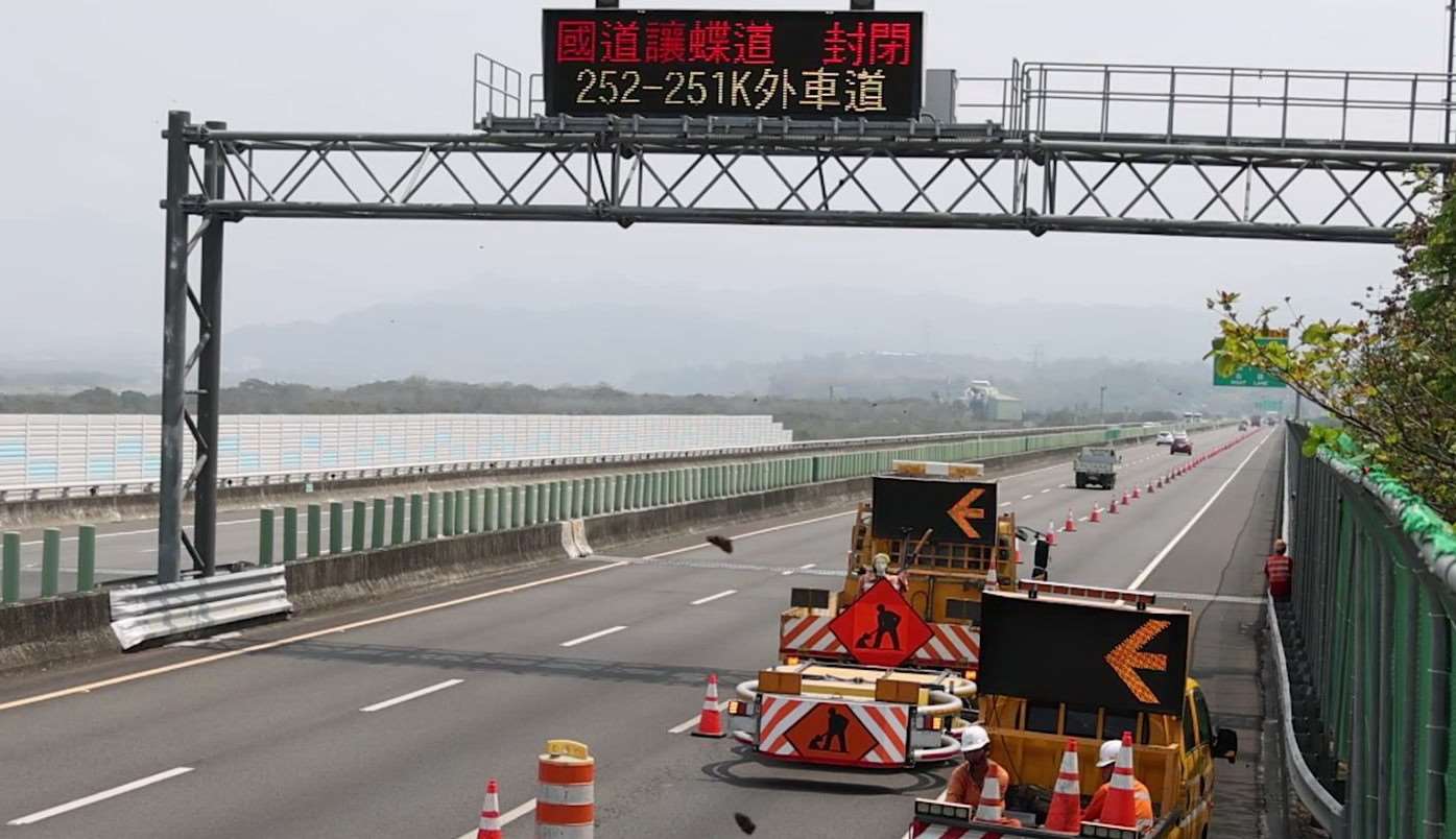 Eine Spur des Abschnitt Linnei der Autobahn 3 wird während der Zeit des Schmetterlingsflugs für den Verkehr gesperrt (Foto: Autobahnamt, Verband zum Schutz der Euploea-Schmetterlinge)