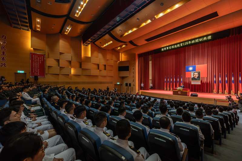 Präsident Lai Ching-te betont bei der Eröffnungszeremonie des Weiterbildungsprogramms für Offiziere der taiwanischen Streitkräfte an der National Defense University die Bedeutung der Führungskräfte in den Streitkräften (Foto: Päsidialamt)