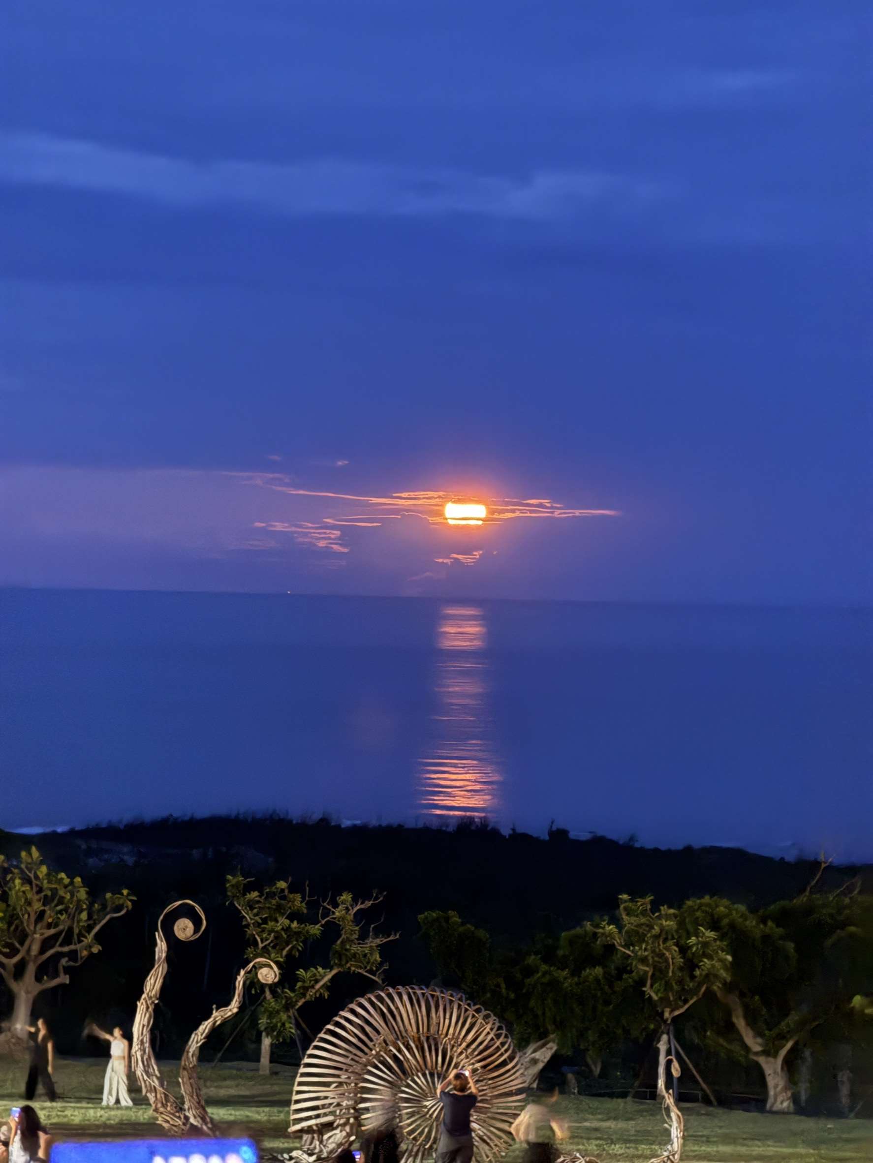 Der Mond über dem Pazifik an Taiwans Ostküste