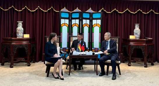 Dr. Eva Langerbeck, Generaldirektorin des Deutschen Wirtschaftsbüros Taipei trifft den stellvertretenden Bürgermeister von Taichung, Huang Kuo-jung. (Foto: Deutsches Wirtschaftsbüro Taipei)
