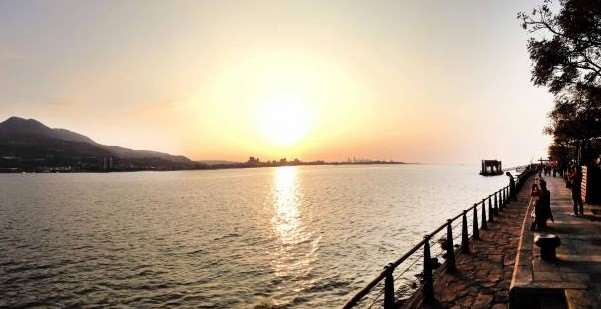Der Sonnenuntergang in Tamsui