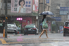 Viele Taiwaner tragen bei Regenwetter gern Gummischlappen. (Bild: CNA)