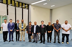 Palaus Vizepräsident Raynold Oilouch (5. v. r.) ist am 17. September mit einer Delegation zu einem Besuch in Taiwan eingetroffen. Am Flughafen Taoyuan sagte er, wichtigstes Ziel der Reise sei die Teilnahme an der Gründungszeremonie der „Weltallianz für Katastrophenmanagement" (WADM). Palau sei sehr geehrt, zu den Gründungsmitgliedern des Bündnisses zu gehören. (Foto: CNA)