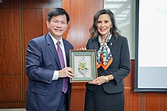 Taiwans Außenminister Lin Chia-lung (林佳龍, links) hat am 17. September die Gouverneurin des US-Bundesstaats Michigan, Gretchen Whitmer (rechts), in Taipei empfangen und ihr ein Souvenir mit taiwanischen Motiven überreicht. Das teilte das Außenministerium am 18. September mit. (Foto: Außenministerium)