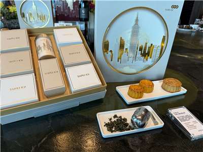 Zum Mondfest werden auch am Taipei 101, einem Wahrzeichen Taiwans, verschiedene Festtagsgeschenke angeboten, darunter Mondkuchen und Tee. (Bild: Rti)