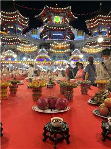 Beim Pudu (普渡) am Zhongyuan-Fest (中元節) im Zhuputan-Tempel (主普壇) wird den hungrigen Geistern ein Festbankett bereitet.