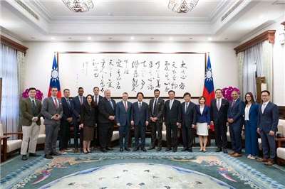 Der taiwanische Präsident Lai Ching-te (賴清德) hat heute eine Delegation der US-Amerikanischen Foundation for Defense of Democracies (FDD) empfangen. (Foto: Präsidialamt)