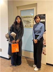 Charlotte Cheng (鄭惠慈) mit Professorin Lin Chu-Mei (林初梅) Graduate School of Humanities, The University of Osaka (Foto: Charlotte Cheng)
