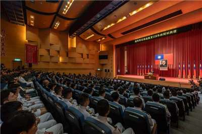 Präsident Lai Ching-te betont bei der Eröffnungszeremonie des Weiterbildungsprogramms für Offiziere der taiwanischen Streitkräfte an der National Defense University die Bedeutung der Führungskräfte in den Streitkräften (Foto: Päsidialamt)