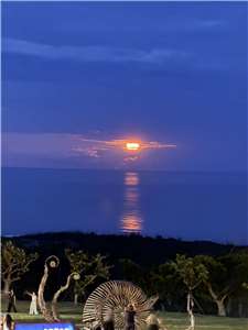 Der Mond über dem Pazifik an Taiwans Ostküste
