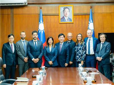 Außenminister Lin Chia-lung (Mitte) traf sich mit einer Delegation von Parlamentsabgeordneten aus den italienischen Regionen Lombardei und Piemont und äußerte seine Hoffnung, dass Taiwan und Italien ihre jeweiligen Stärken eng bündeln könnten. (Foto von Lin Chia-lungs Facebook-Seite)