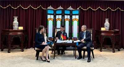 Dr. Eva Langerbeck, Generaldirektorin des Deutschen Wirtschaftsbüros Taipei trifft den stellvertretenden Bürgermeister von Taichung, Huang Kuo-jung. (Foto: Deutsches Wirtschaftsbüro Taipei)