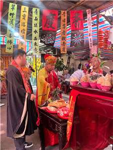 Geisteropfer "Pudu" im Zhongxin Tempel in Xinzhuang, Neu Taipei (Bild: Anette Luo)