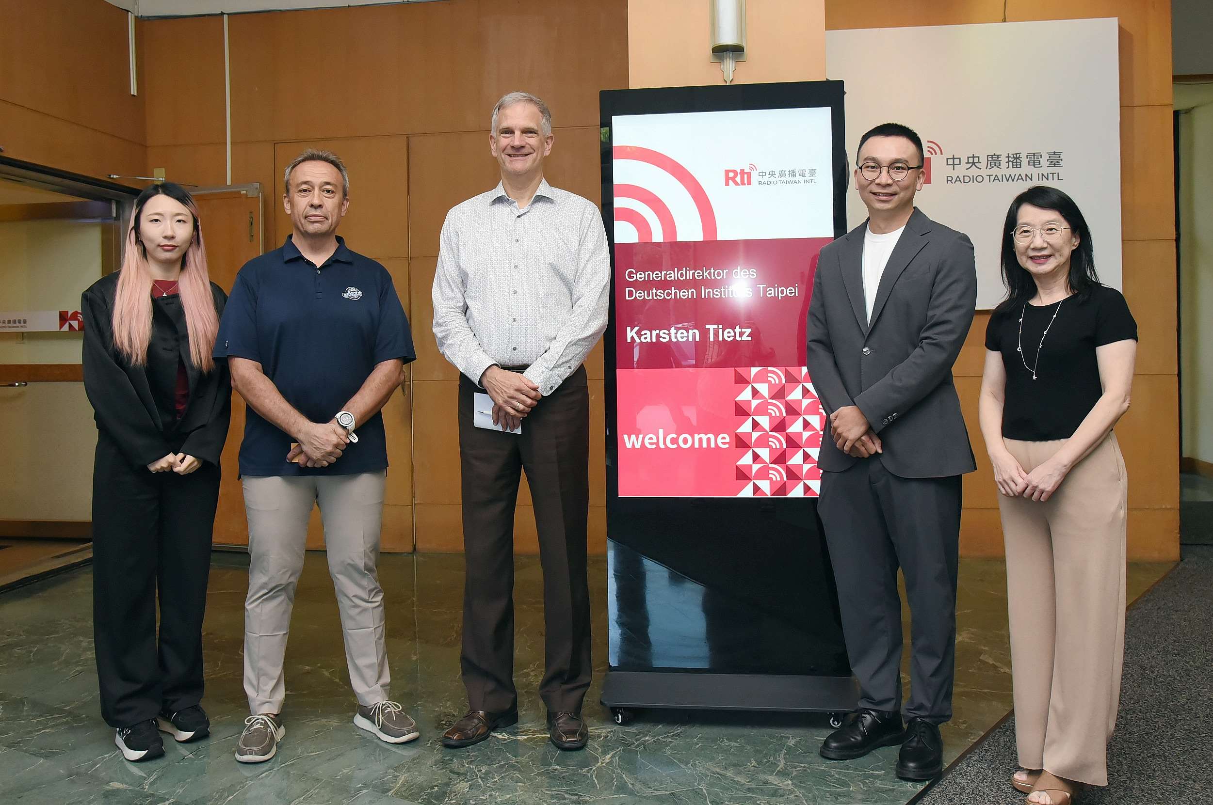 Karsten Tietz wird vom RTI-Team empfangen. (Foto: RTI)