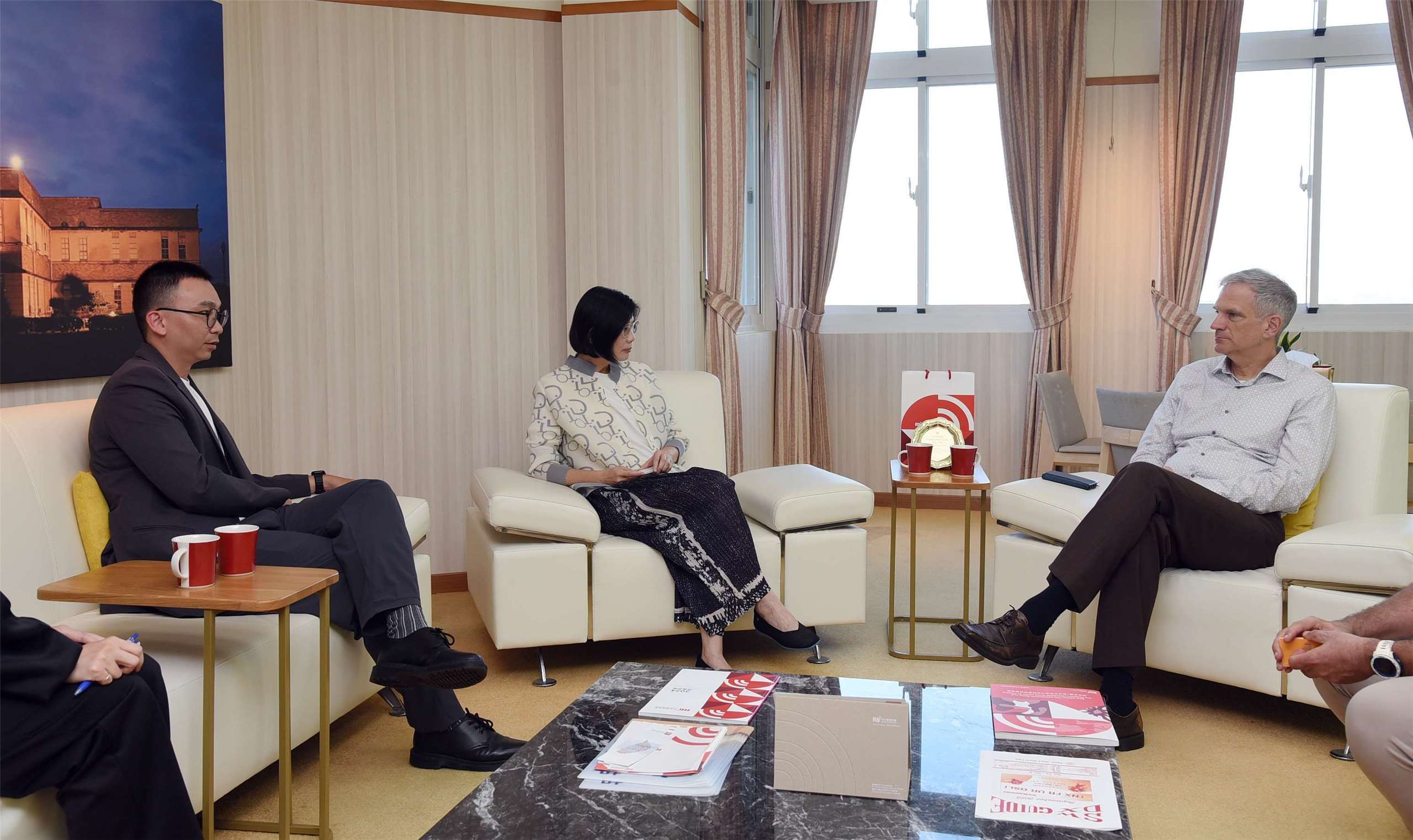 Karsten Tietz, der neue Generaldirektor des Deutschen Instituts Taipei, im Gespräch mit der RTI-Intendantin, Cheryl Lai (賴秀如), und RTIs Vizepräsidenten Chris Liu. (Foto: RTI)