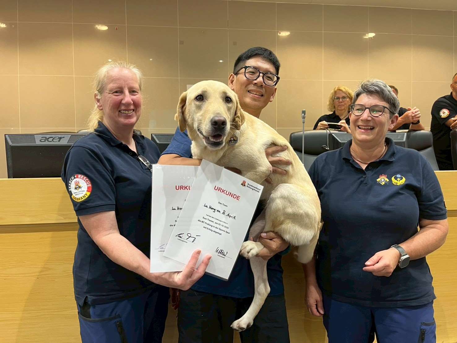 April und ihr Trainer Lu Hong-en von der Feuerwehr Taoyuan haben die besonders anspruchsvolle Prüfung für Mantrailing-Hunde der höchsten Stufe (MTE) bestanden, bei der die Hunde eine über Nacht verblasste Geruchsspur auf einer Strecke von 1.000 bis 1.200 Metern innerhalb von 60 Minuten finden mussten.  (Foto: Foto: FB 防署特種搜救隊 NFA Special Search & Rescue Team)