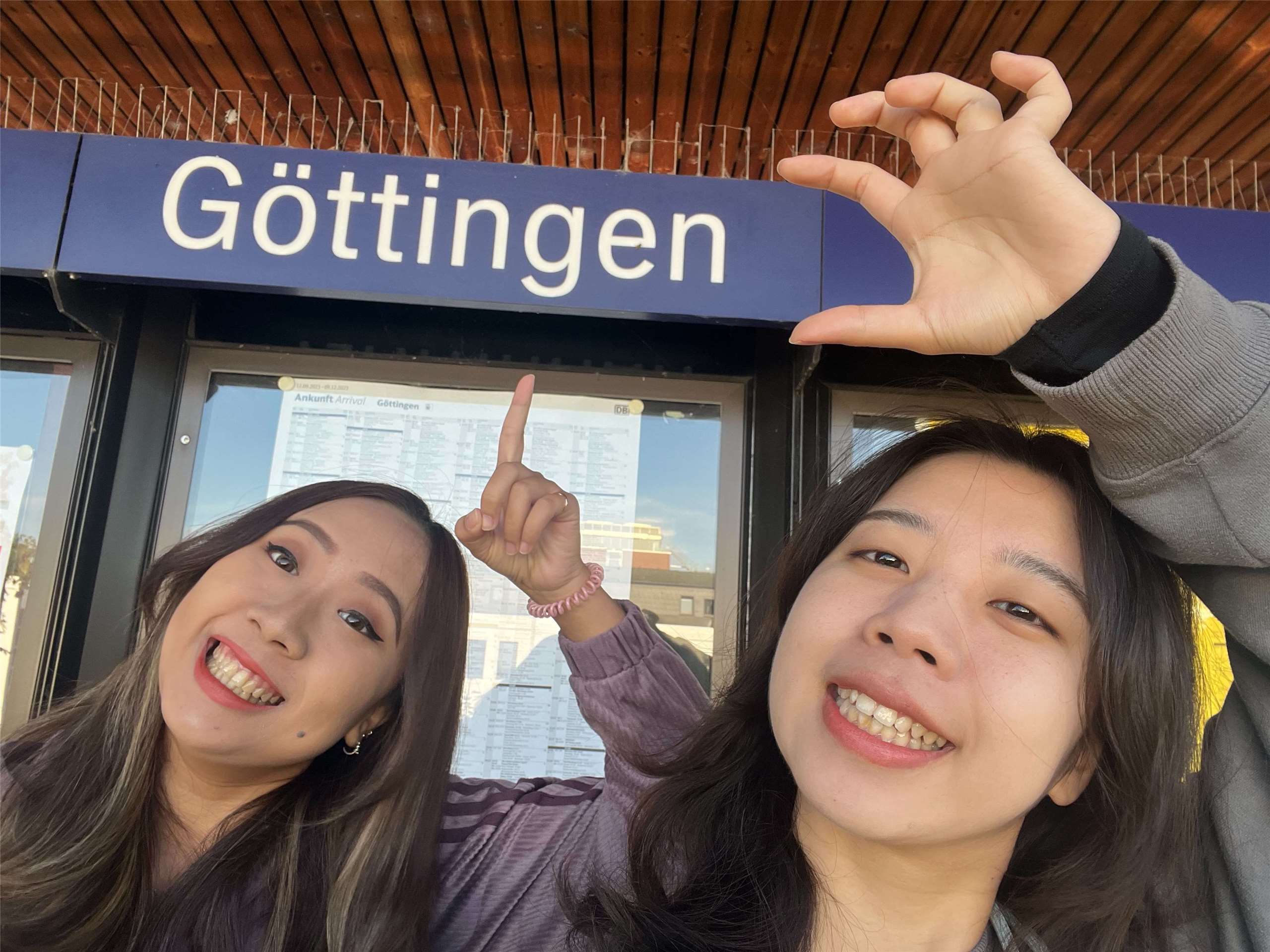 Charlotte Cheng (rechts) traf sich mit einer NCCU Kommilitonin, Evon Wang (links, die auch schon einmal zu Gast bei RTI war), Göttingen (Foto: Charlotte Cheng)