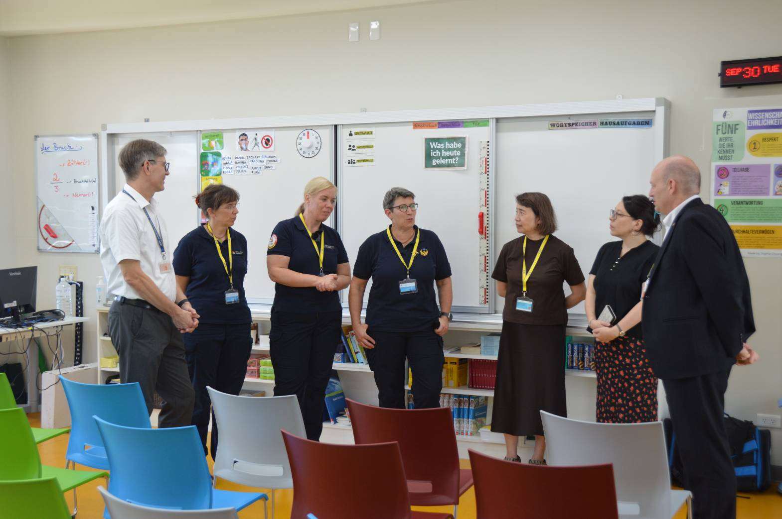 BRH-Mitglieder Nicole Gies, Christina Meier und Ulrike Gehner (von links nach rechts) zu Besuch in der Deutschen Schule Taipei, wo sie von Schuldirektor Andreas Hilsbos und seinem Stellvertreter, Daniel Engler, in Empfang genommen wurden. (Foto: Deutsche Schule Taipei)