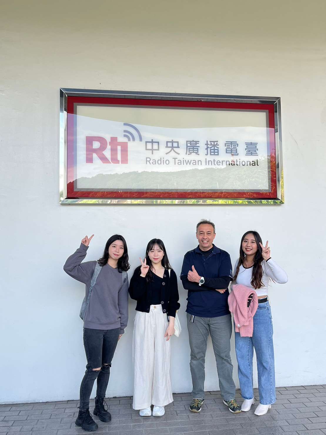 Charlotte Cheng (links) war schon früher einmal bei RTI - damals begleitete sie ihre Kommilitonin Evon Wang (王君慧/ganz rechts) zu deren Interview (Foto: Evon Wang)