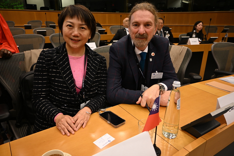 Die Abgeordnete Fan Yun (范雲) (links) forderte in ihrer Funktion als Ko-Vorsitzende des Jahresgipfels der Interparlamentarischen Vereinigung für China (IPAC), der am 7. November in Brüssel stattfand, mehr Aufmerksamkeit für das Thema der grenzüberschreitenden Repressionen durch China und tauschte sich mit Parlamentariern aus verschiedenen Ländern aus. (CNA)