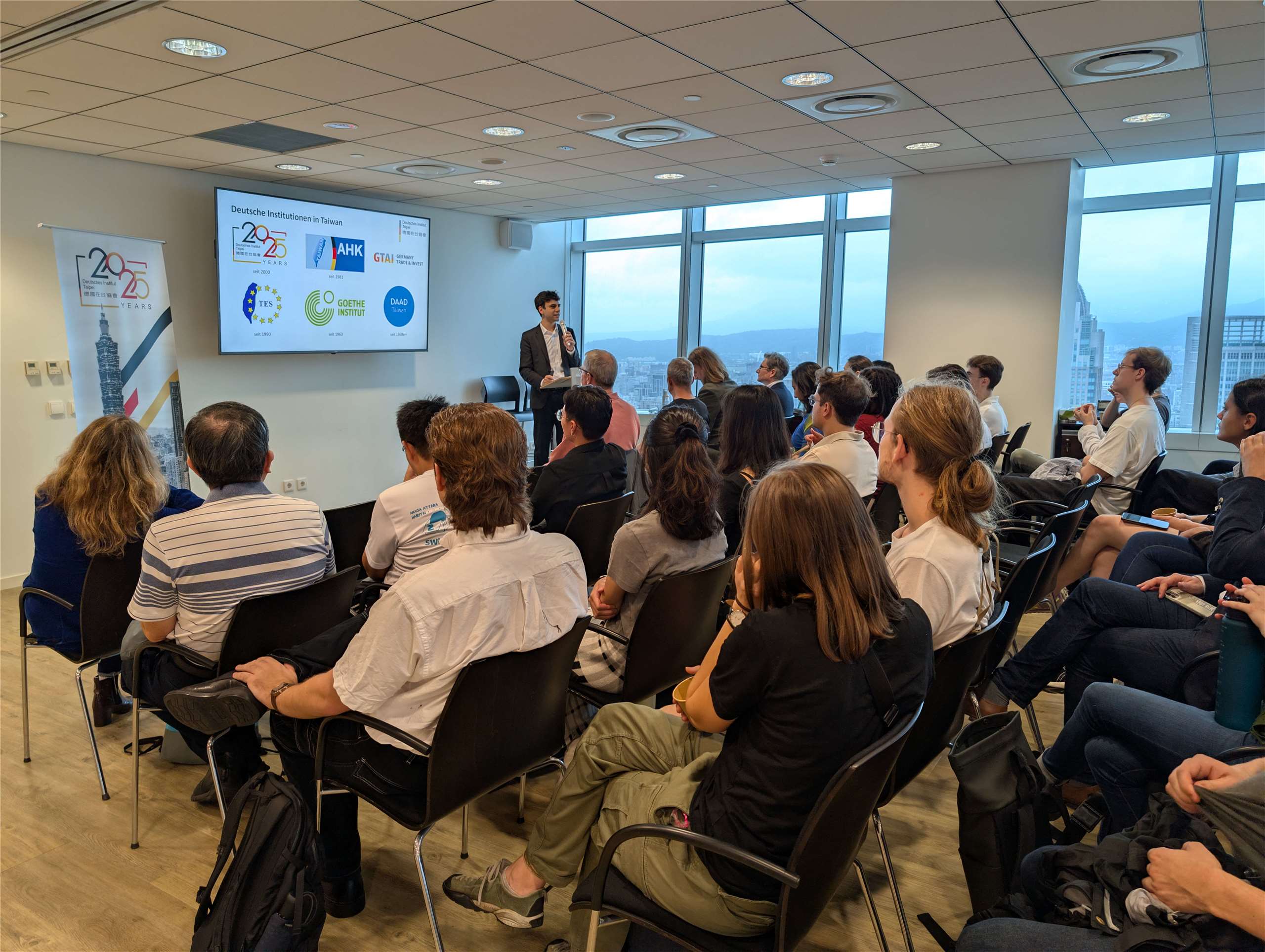 Julian Goldmann, Wissenschaftsreferent des Deutschen Instituts Taipei, hält ein paar Begrüßungsworte (Foto: Saxon Science Liaison Office Taiwan)