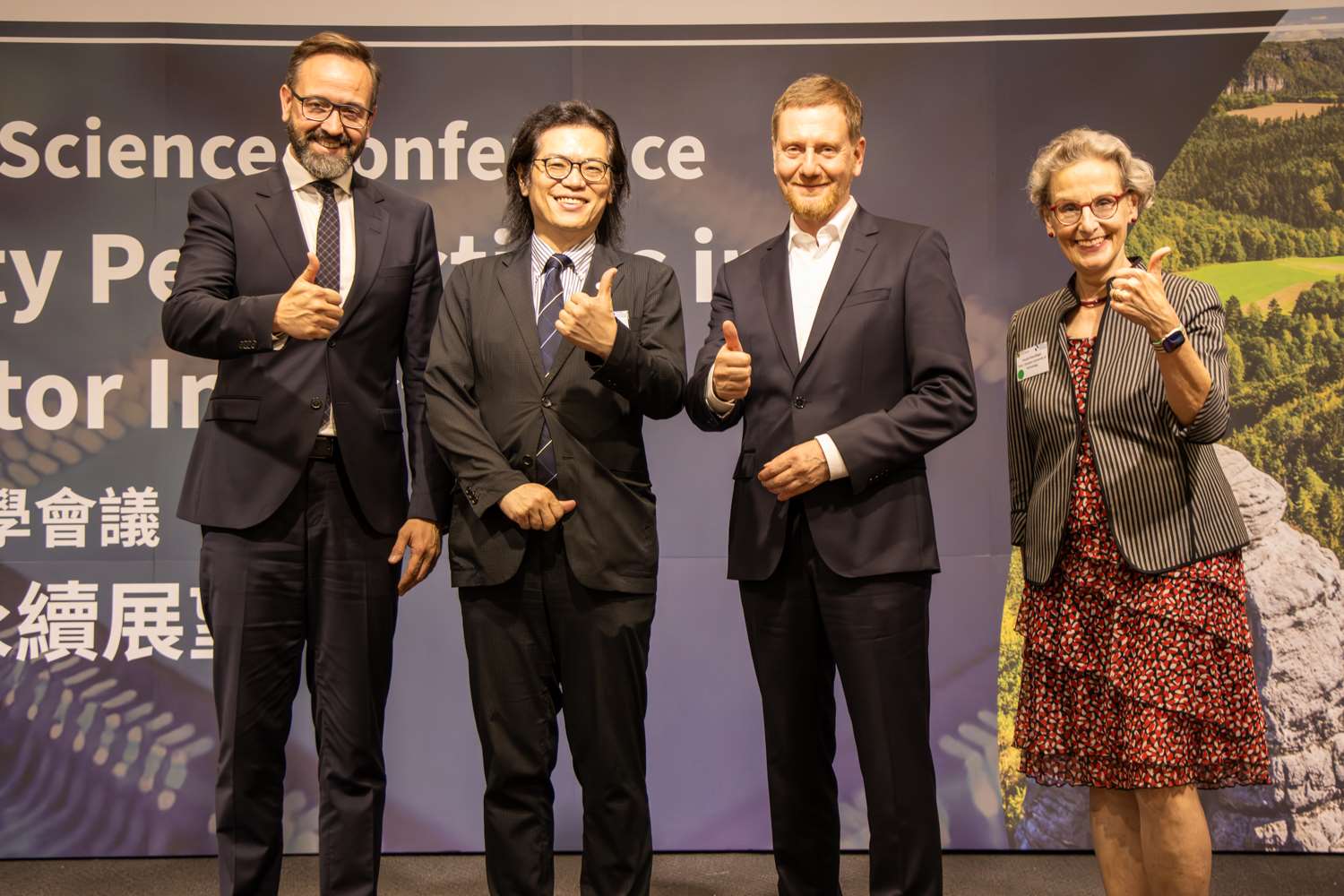 Von links nach rechts: der sächsische Staatsminister für Wissenschaft, Kultur und Tourismus, Sebastian Gemkow; der stellvertretende Minister des National Science and Technology Council, Taiwan (#NSTC), Robin Bing-Yu Chen; Sachsens Ministerpräsident, Michael Kretschmer, und die Rektorin der Technischen Universität Dresden, Prof. Ursula M. Staudinger. (Foto: Deutsches Wirtschaftsbüro Taipei, Christoph Lory)
