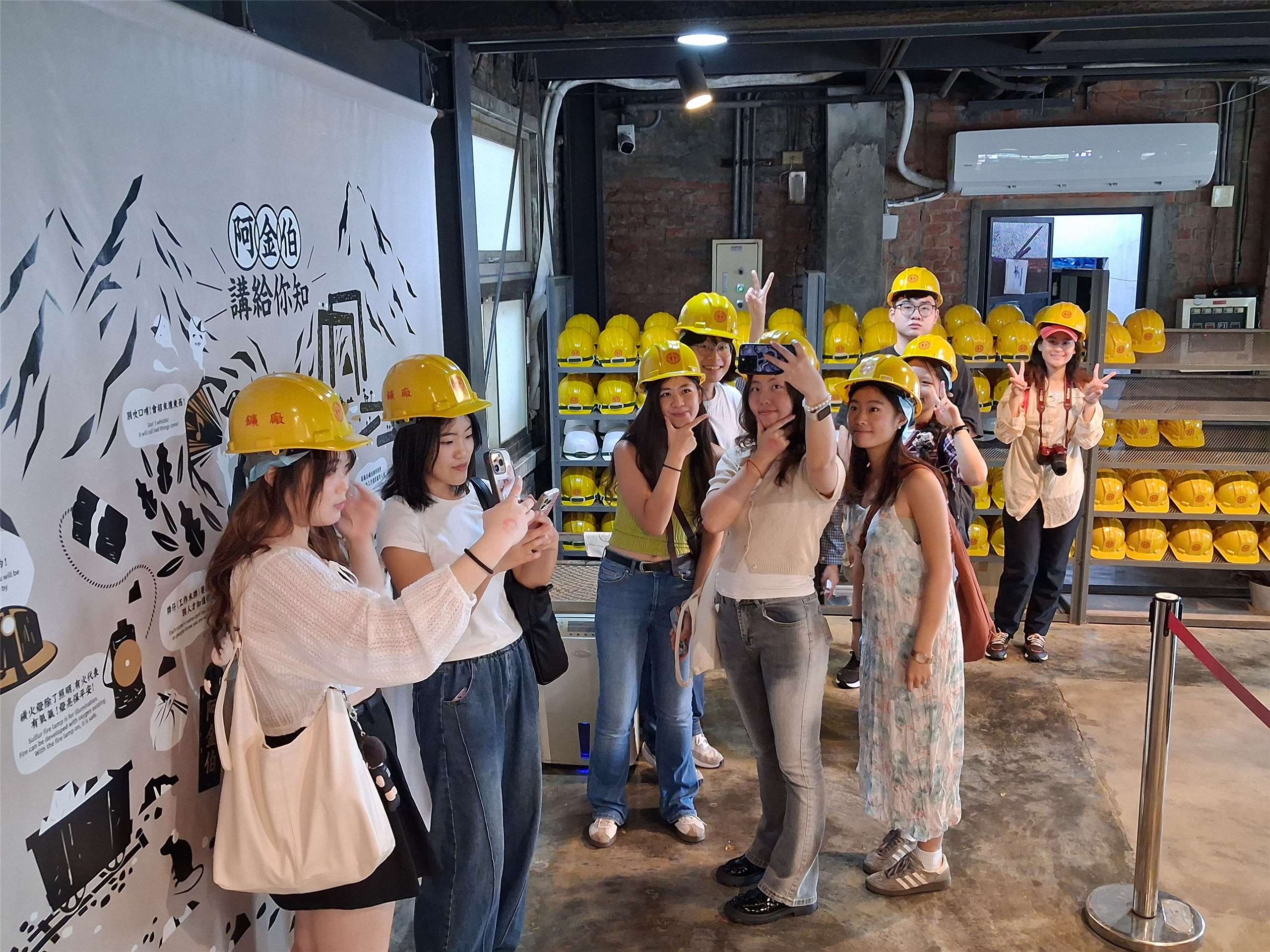 Vorbereitung für den Gang in eine Mine (Foto: Ilon Huang)