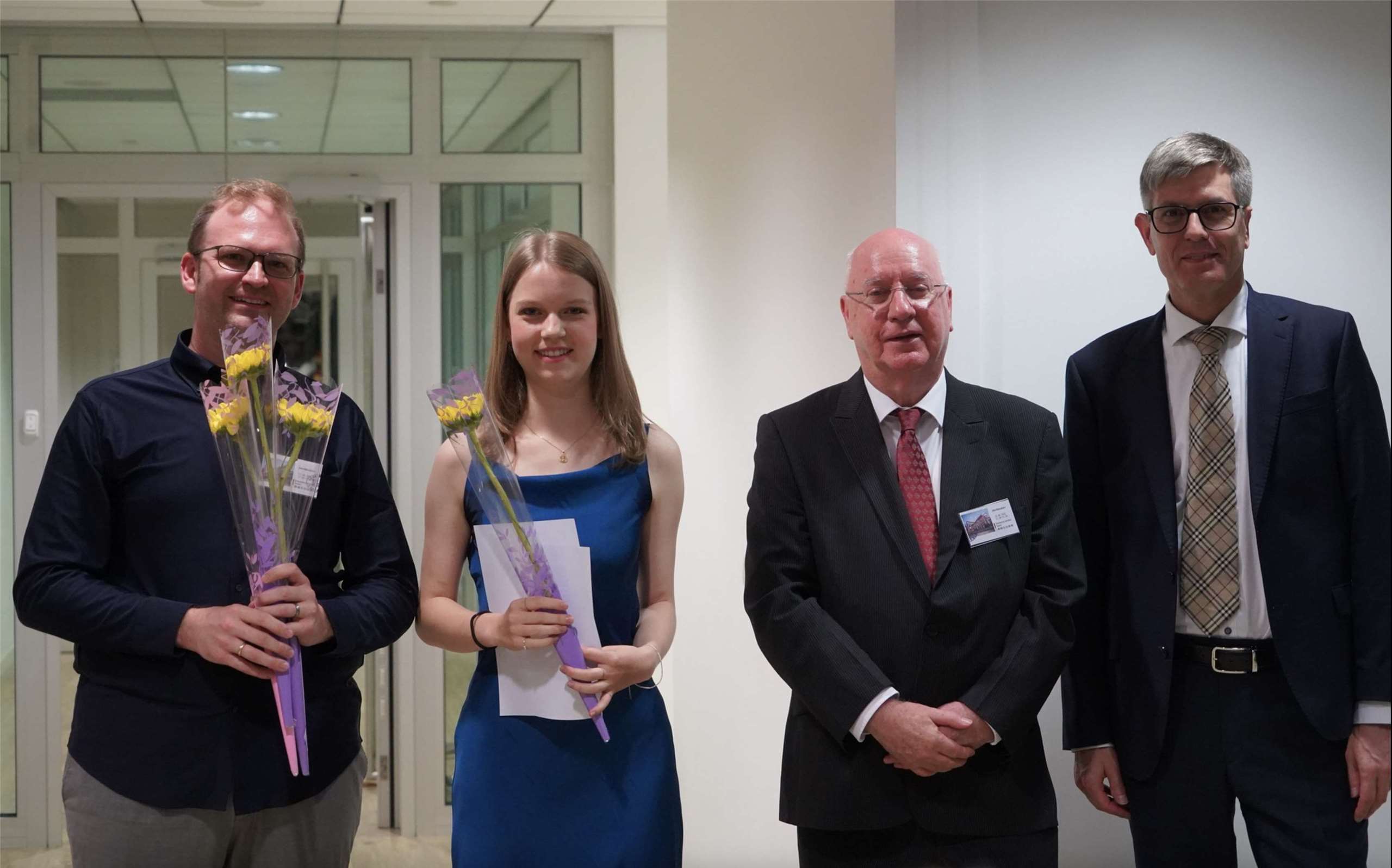 Erfreuliche Nachrichten! Auch unser letzter Interviewgast Noëlle Pinnow hat ihren Schulabschluß mit Bestnoten erhalten, herzlichen Glückwunsch! Hier werden im Deutschen Institut in der 33. Etage des 101 gemeinsam mit Lehrer und GIB-Koordinator, Florian Heutz, dem CEO der Taipei European School, John Nixon, und dem Schulleiter der Deutschen Schule Taipei, Andreas Hilsbos, die Absolventen gebührend gefeiert und verabschiedet. (Foto: Facebook Taipei European School / 財團法人台北歐洲學校 )