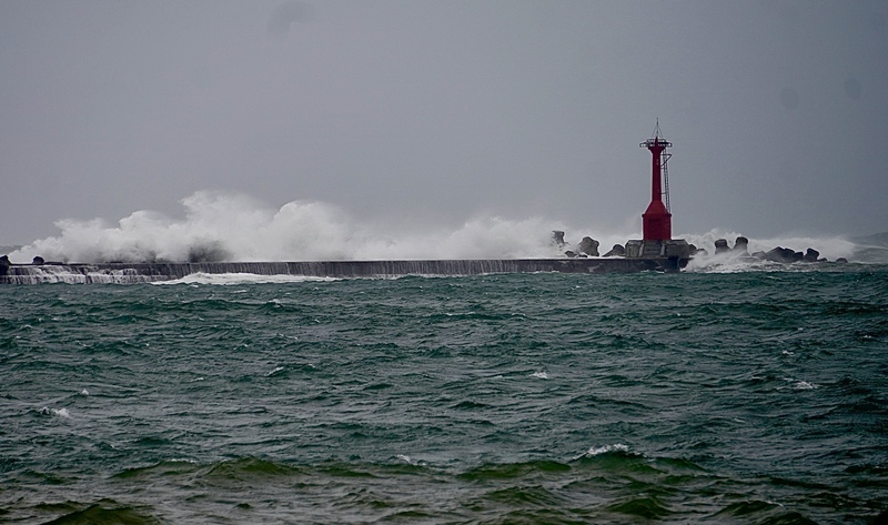 Hohe Wellen an der Küste Kaohsiungs (Foto: CNA)
