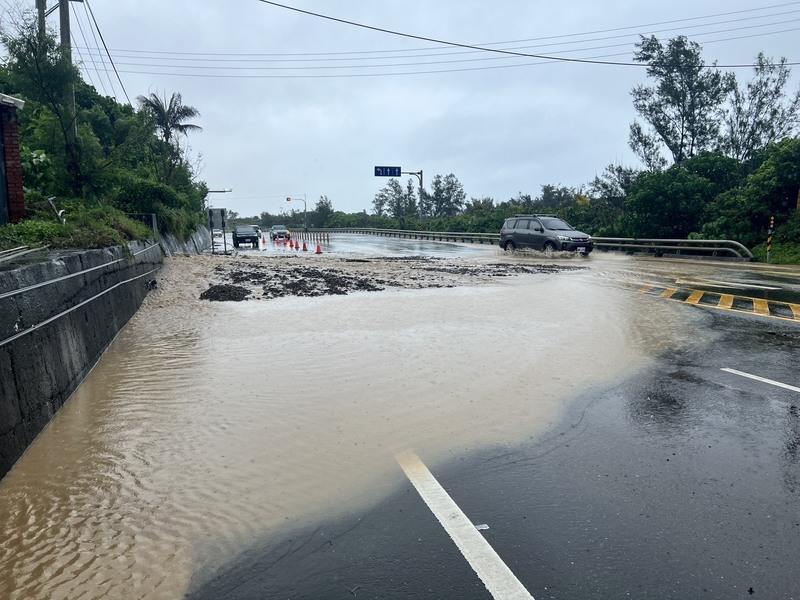 Erdrutsch an der Südverbindungsstraße nach starken Regenfällen (Foto: CNA)