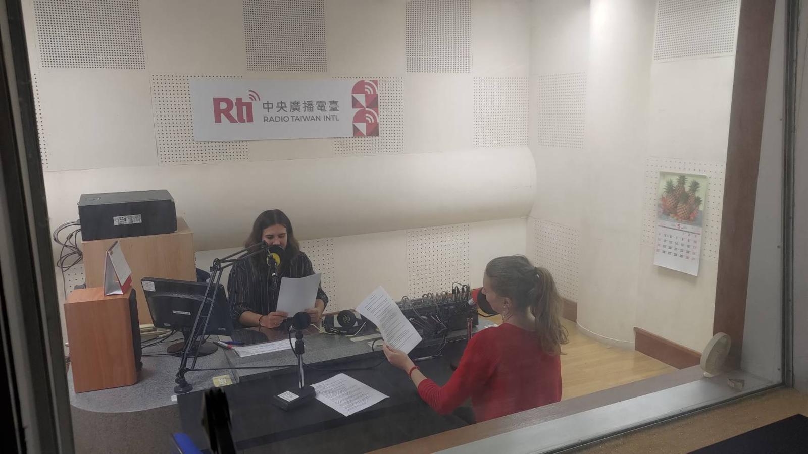 Praktikanten in der Studioaufnahme: Tobias und Lisa sprechen Voice-overs ein, die immer nötig sind, wenn unsere Interviewpartner eine Fremdsprache sprechen.