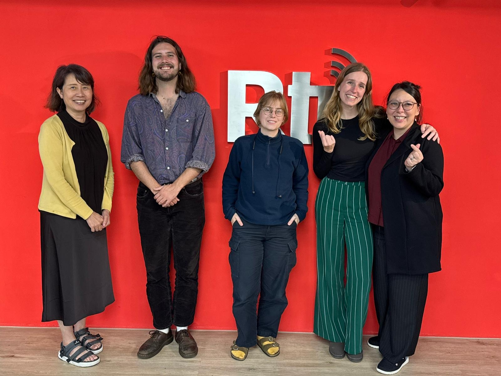 Manchmal haben wir das Glück und es sind mehrere Praktikanten in unserer Redaktion, wie hier mit Lisa Schörgenhofer, mit der wir ebenfalls ein Interview geführt haben.